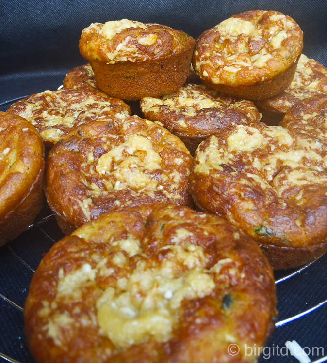 Zucchini-Kräuter-Muffins - lecker als Grill-Beilage