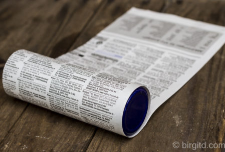 Den Zeitungsstreifen fest um das Glas wickeln - eine Seite sollte bündig mit dem Zeitungsstreifen sein. Den Zeitungsstreifen fest um das Glas wickeln - eine Seite sollte bündig mit dem Zeitungsstreifen sein.