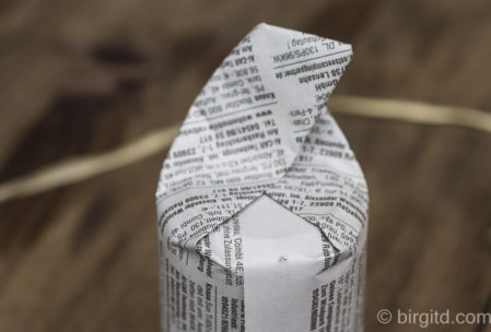 Das Papier für die Anzuchttöpchen rundherum zur Mitte falten Das Papier für die Anzuchttöpchen rundherum zur Mitte falten