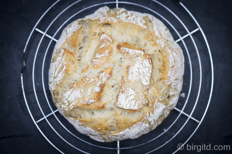 Weizenmischbrot auf dem Backgitter zum Abkühlen