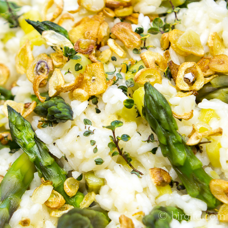 Spargelrisotto mit Knoblauchchips als Topping