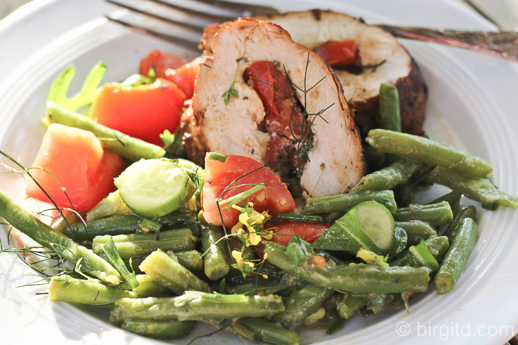 Würzige Hähnchen-Rouladen mit einem Salat aus grünen Bohnen
