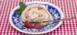 Biskuitrolle mit Erdbeeren und Sahne-Joghurtcreme