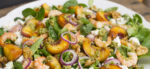 Feldsalat mit gegrillten Pfirsichen, Scampi & mehr