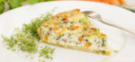 Frühlingsfrische Quiche mit Möhren, Kräutern und Schinkenv