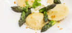 Hausgemachte Ravioli mit Spargelfüllung in Orangen-Kräuter-Butter