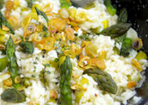 Spargelrisotto mit Knoblauchchips als Topping