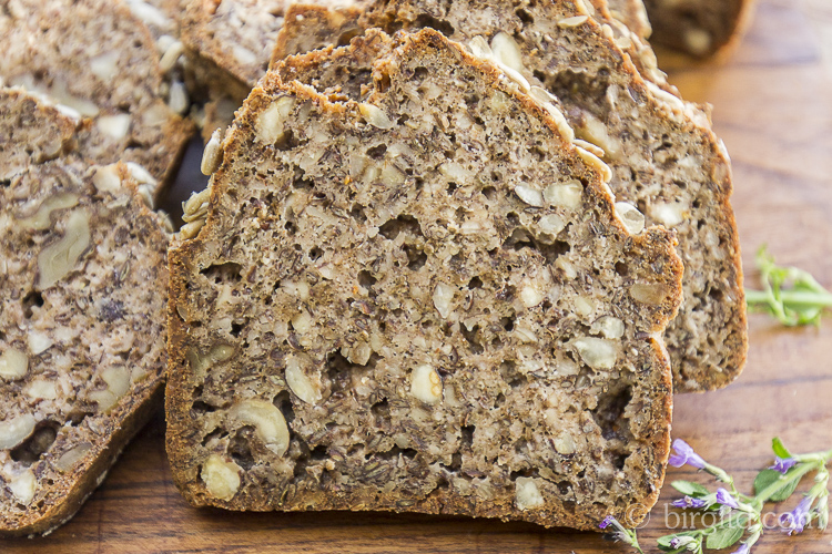 Low-Carb-Brot mit Nüssen & Samen