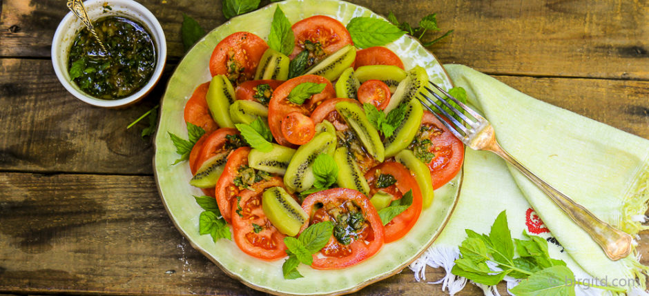 Tomaten-Kiwi-Salat mit Minze